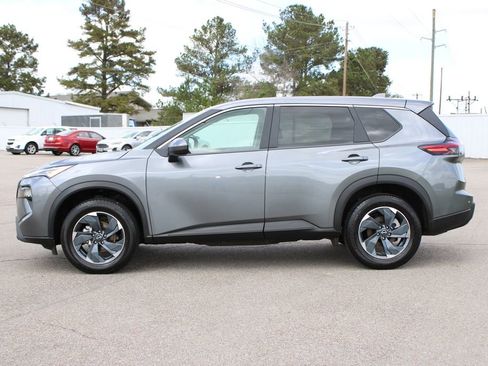 Used 2024 Nissan Rogue SV image 3