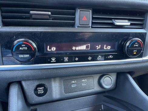 Used 2024 Nissan Rogue SV image 12