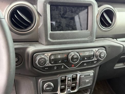 Used 2023 Jeep Gladiator Sport AWD/4WD image 18
