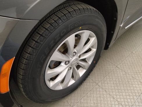 Used 2017 Chrysler Pacifica Touring-L image 31