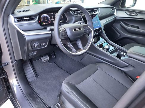 New 2025 Jeep Grand Cherokee Laredo w/ Luxury Tech Group I image 12