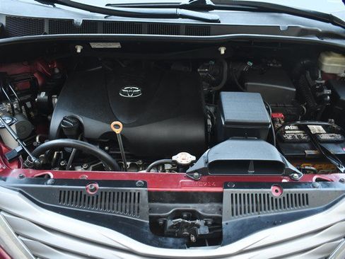 Used 2017 Toyota Sienna XLE Premium FWD image 32
