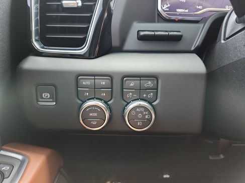 Used 2025 GMC Sierra 2500 Denali Ultimate w/ Max Trailering Package AWD/4WD image 28