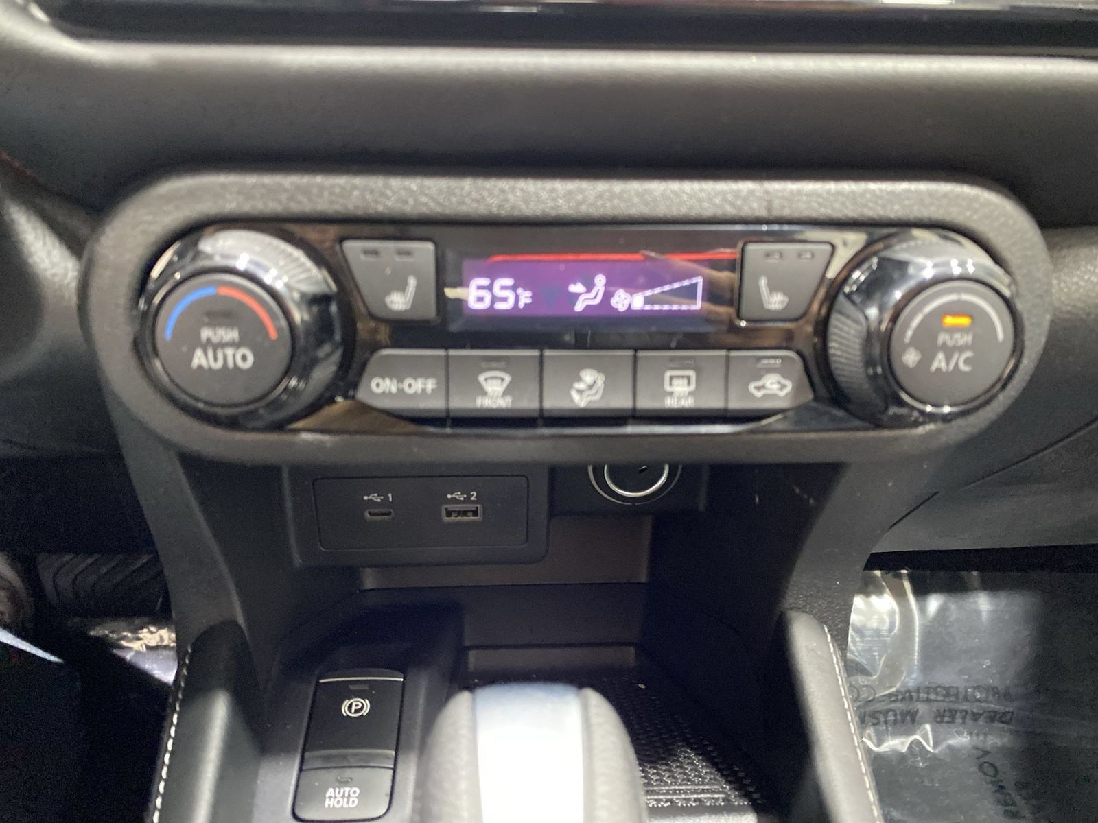 Used 2023 Nissan Kicks SR w/ SR Premium Package FWD image 18