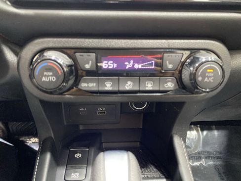 Used 2023 Nissan Kicks SR w/ SR Premium Package FWD image 18