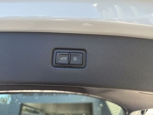 Used 2025 Audi Q7 Premium w/ Convenience Package image 11