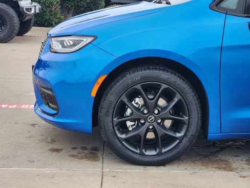 New 2026 Chrysler Pacifica Select image 10