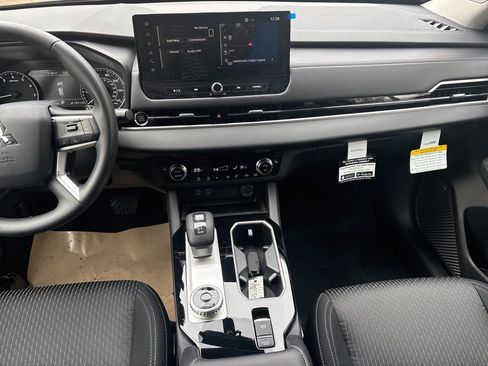 New 2026 Mitsubishi Outlander ES image 18