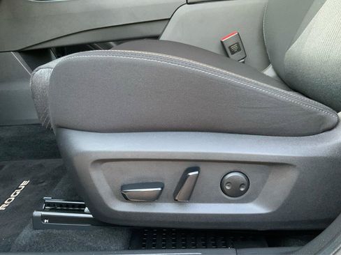 Used 2024 Nissan Rogue SV AWD/4WD image 17