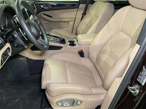 Certified 2025 Porsche Macan image 16