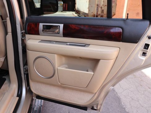 Used 2006 Lincoln Navigator Luxury RWD image 33