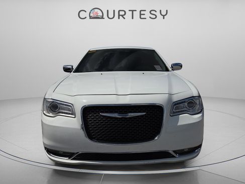 Used 2018 Chrysler 300 Limited image 3