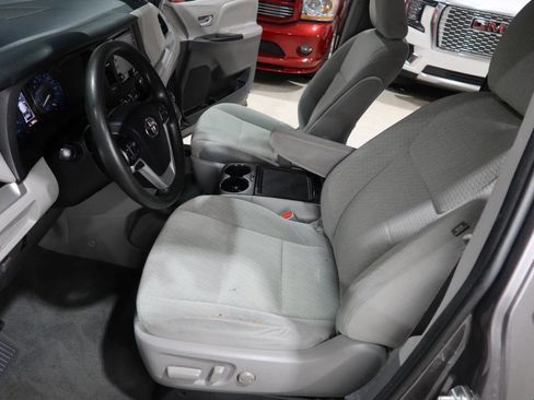 Used 2020 Toyota Sienna LE FWD image 20