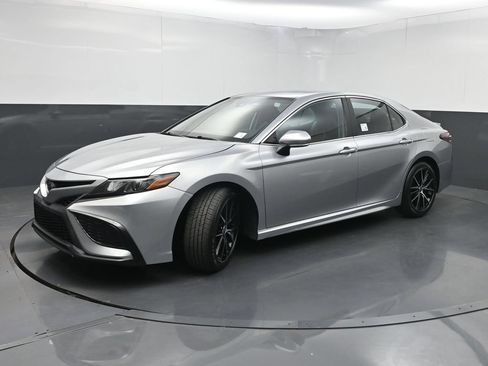 Used 2022 Toyota Camry SE w/ Convenience Package FWD image 21