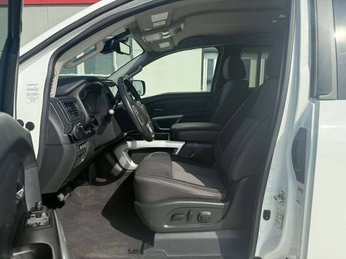 Used 2022 Nissan Titan SV AWD/4WD image 9