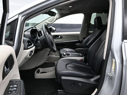 Used 2024 Chrysler Pacifica Touring-L FWD image 17