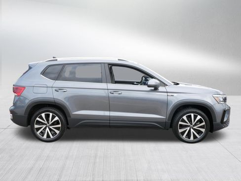 Used 2023 Volkswagen Taos SE w/ Panoramic Sunroof Package AWD/4WD image 8