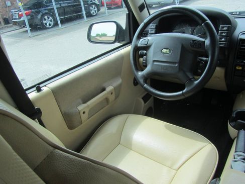 Used 2004 Land Rover Discovery S AWD/4WD image 12