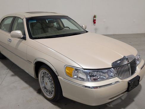 Used 2001 Lincoln Town Car Cartier RWD image 20