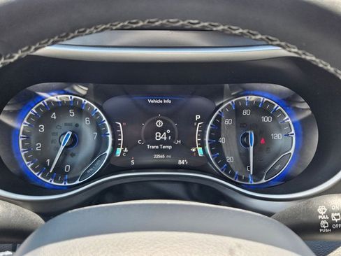 Used 2025 Chrysler Pacifica Select FWD image 10