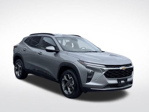 Used 2025 Chevrolet Trax LT w/ LT Convenience Package FWD image 4