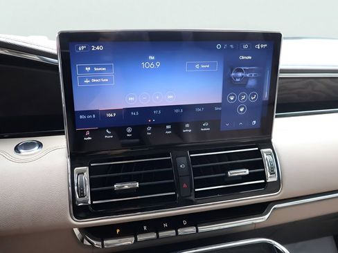 Used 2024 Lincoln Navigator Premiere AWD/4WD image 23