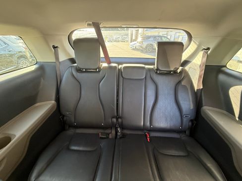 Used 2025 Kia Carnival FWD image 28