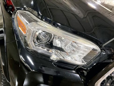 Used 2018 Toyota Tacoma TRD Off-Road w/ Technology Package image 28