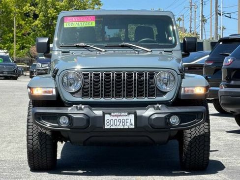 Used 2025 Jeep Gladiator Sport AWD/4WD image 9
