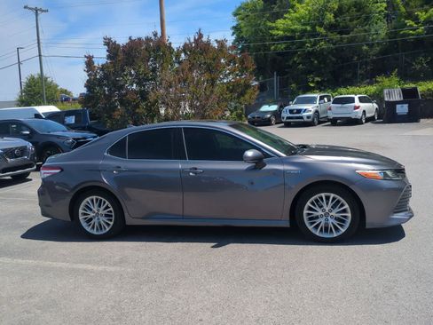 Used 2018 Toyota Camry XLE w/ Audio Package FWD image 9