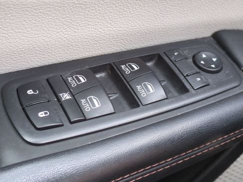 Used 2018 Chrysler Pacifica Touring-L Plus w/ Tire & Wheel Group FWD image 30