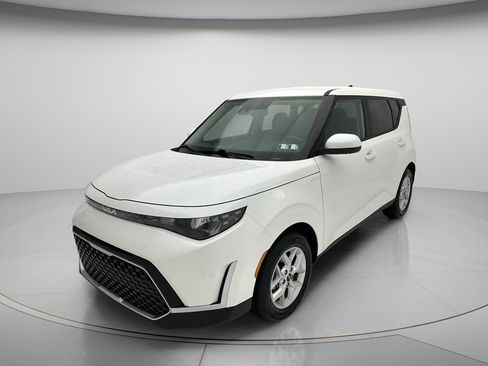 Used 2025 Kia Soul LX w/ LX Technology Package FWD image 3