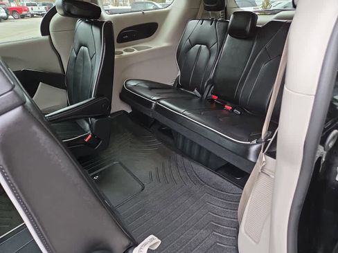 Used 2023 Chrysler Pacifica Limited w/ Uconnect Theater Family Group image 33