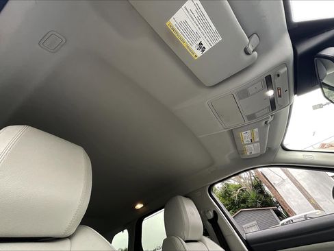 Used 2018 Land Rover Range Rover Evoque SE image 22