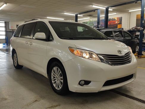 Used 2015 Toyota Sienna XLE w/ XLE Navigation Package image 4