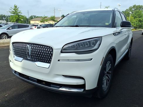 Used 2024 Lincoln Aviator AWD image 3