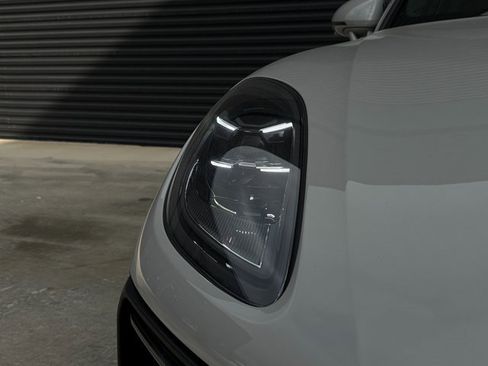 Certified 2025 Porsche Macan image 12