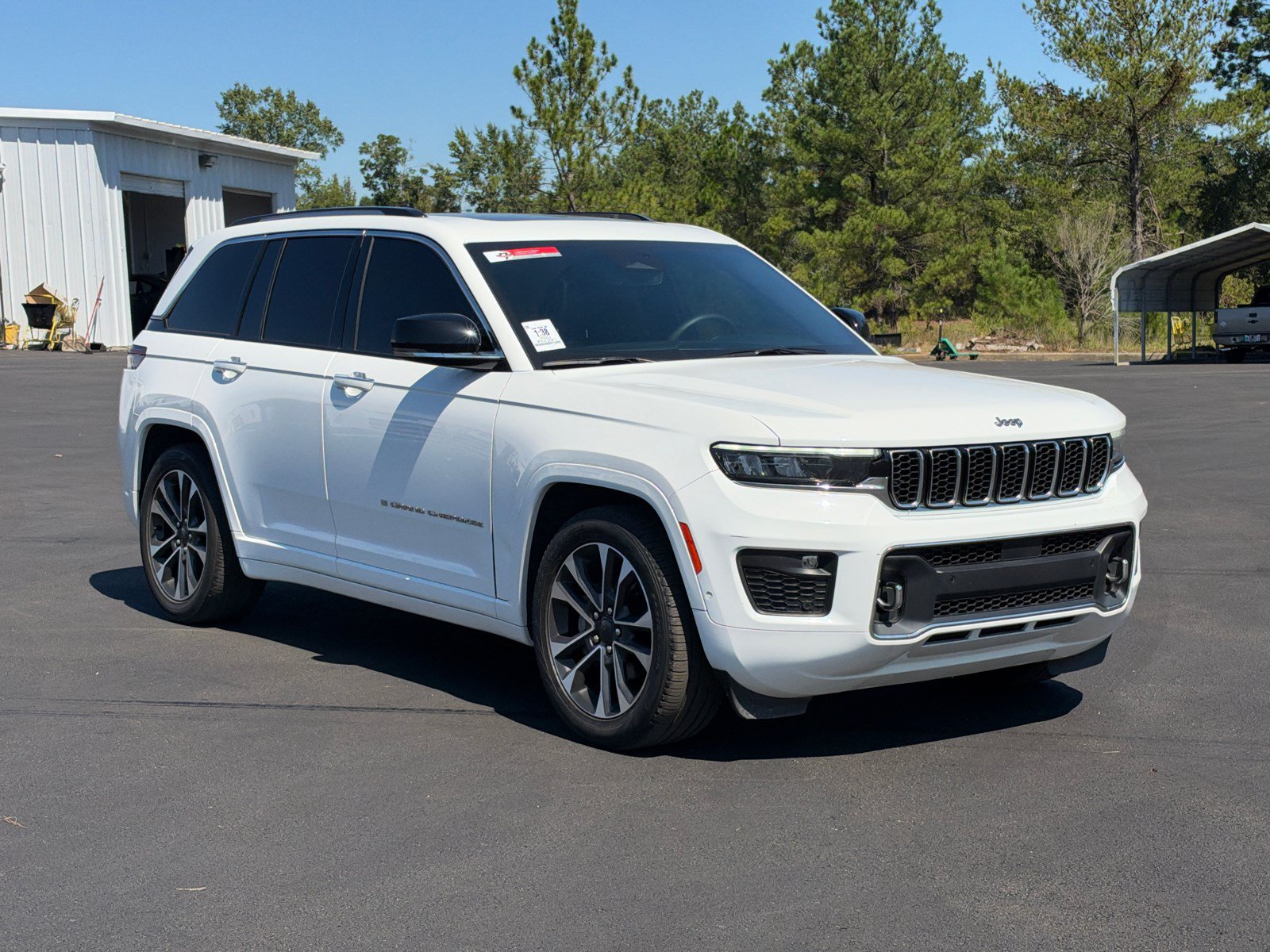Used 2023 Jeep Grand Cherokee Overland AWD/4WD image 3