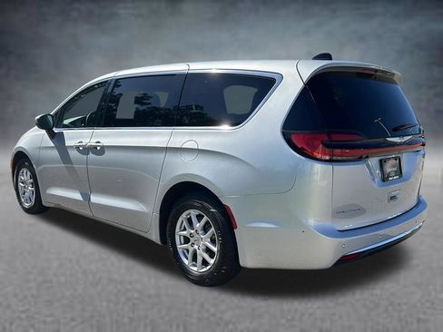 Used 2023 Chrysler Pacifica Touring-L FWD image 3