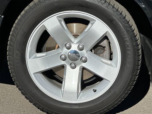 Used 2013 Dodge Challenger SXT image 28