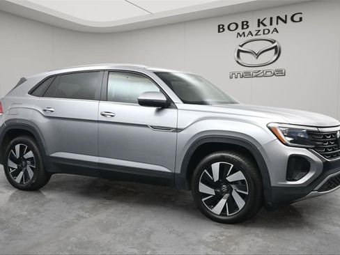 Used 2025 Volkswagen Atlas Cross Sport SE AWD/4WD image 2