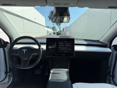 Used 2024 Tesla Model Y 2WD image 13