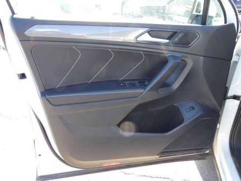 Used 2022 Volkswagen Tiguan SE image 10