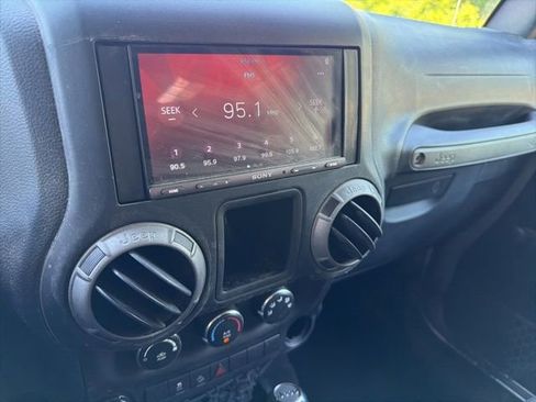 Used 2017 Jeep Wrangler Unlimited Sport w/ Connectivity Group AWD/4WD image 25