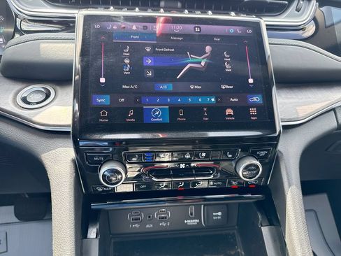 Used 2022 Jeep Grand Cherokee Overland w/ Advanced Protech Group III AWD/4WD image 19