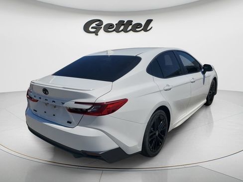 Used 2025 Toyota Camry SE FWD image 3