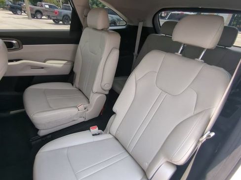 Used 2022 Kia Sorento EX w/ Panoramic Sunroof Package FWD image 16