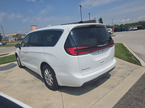 Used 2023 Chrysler Pacifica Touring-L FWD image 7