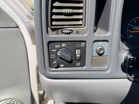 Used 2004 Chevrolet Silverado 2500 W/T w/ Heavy-Duty Power Package AWD/4WD image 33