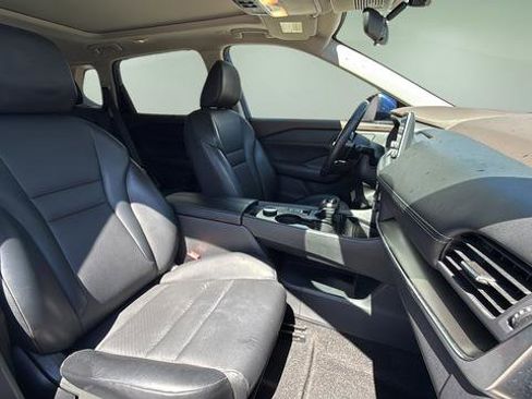 Used 2023 Nissan Rogue SV w/ SV Premium B Package image 11